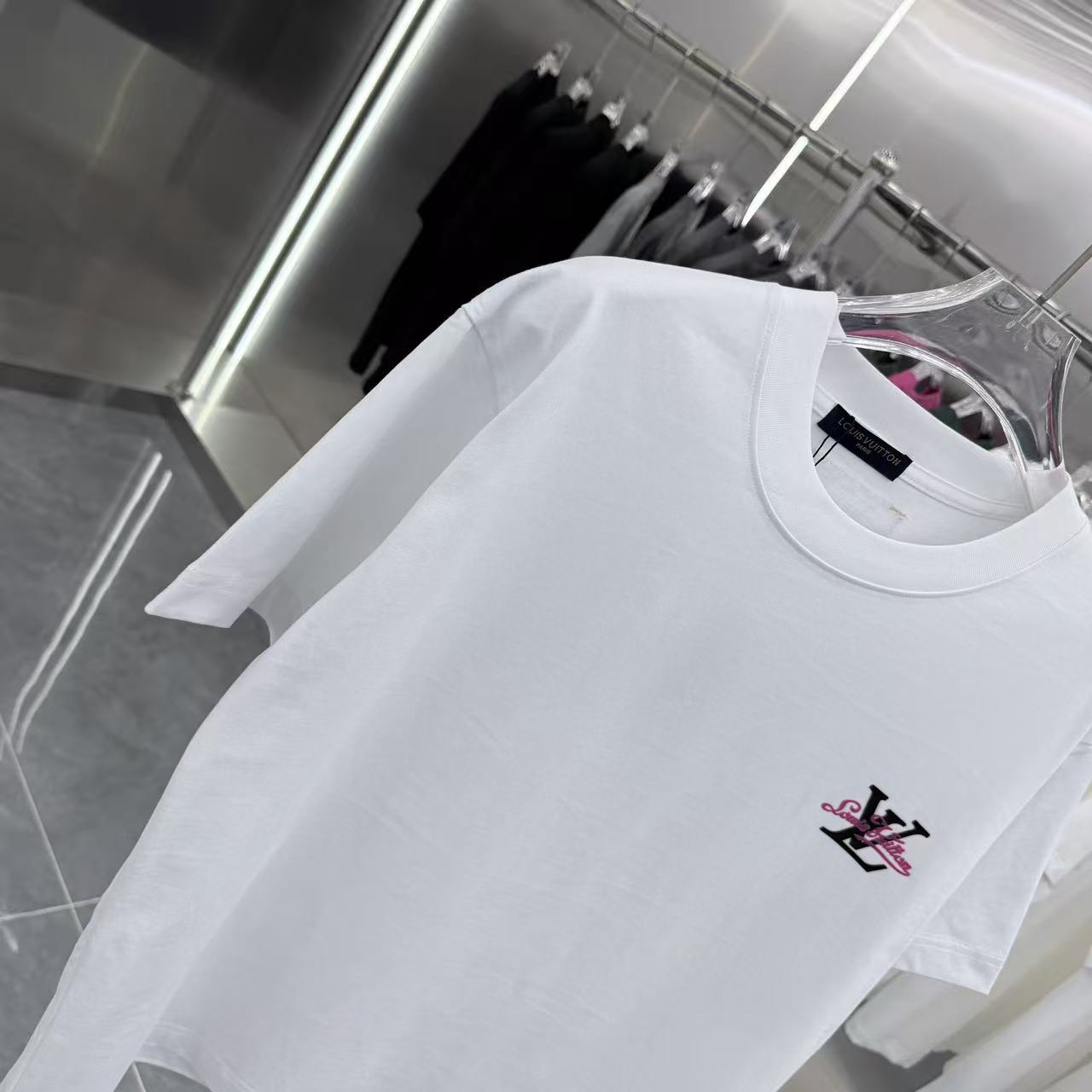 💰130 1V 2025秋冬新款 320克定制面料 圆领短袖 重叠刻字模+植绒 男女同款宽松版 S M L XL XXL 五个码 颜色 黑色 白色 灰色