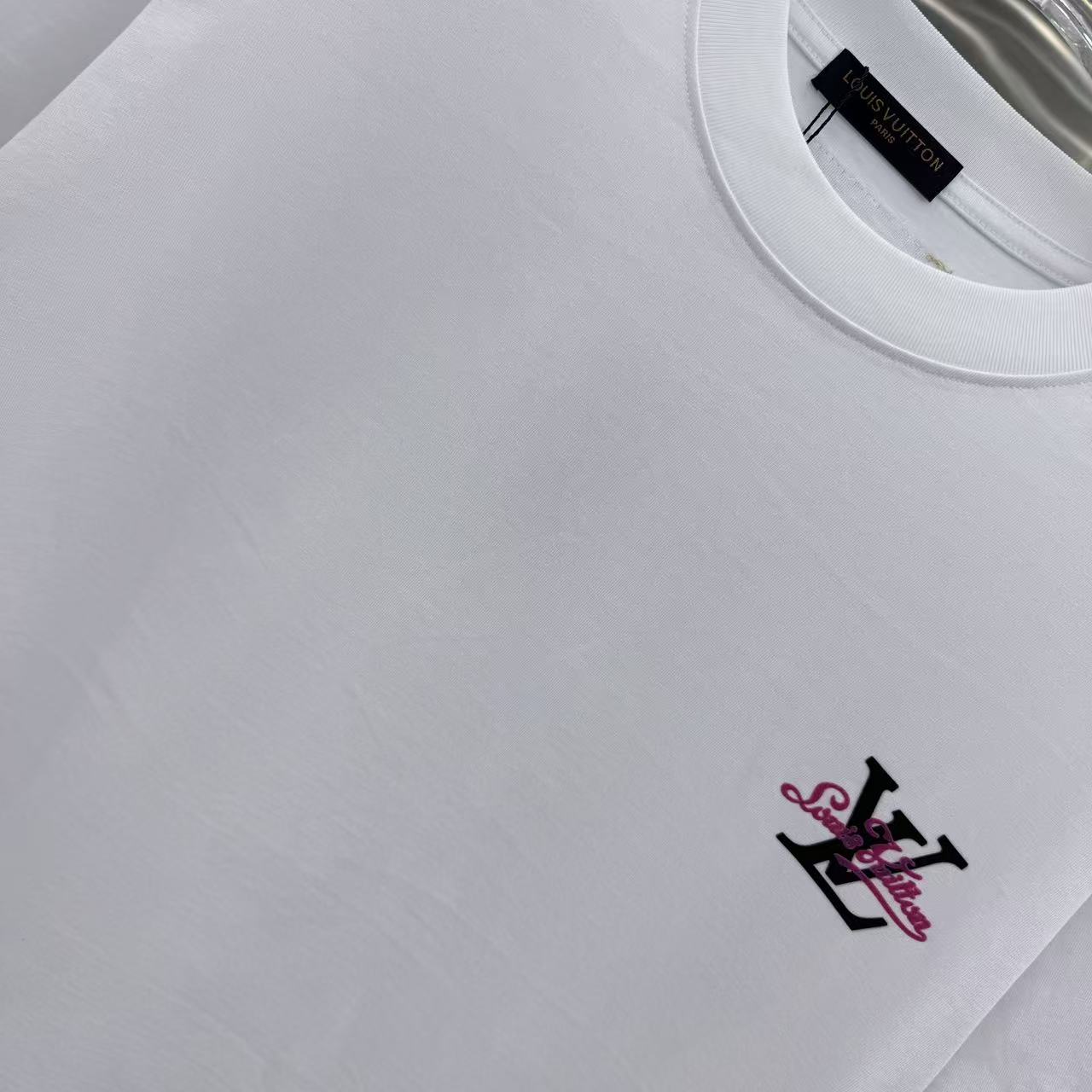 💰130 1V 2025秋冬新款 320克定制面料 圆领短袖 重叠刻字模+植绒 男女同款宽松版 S M L XL XXL 五个码 颜色 黑色 白色 灰色