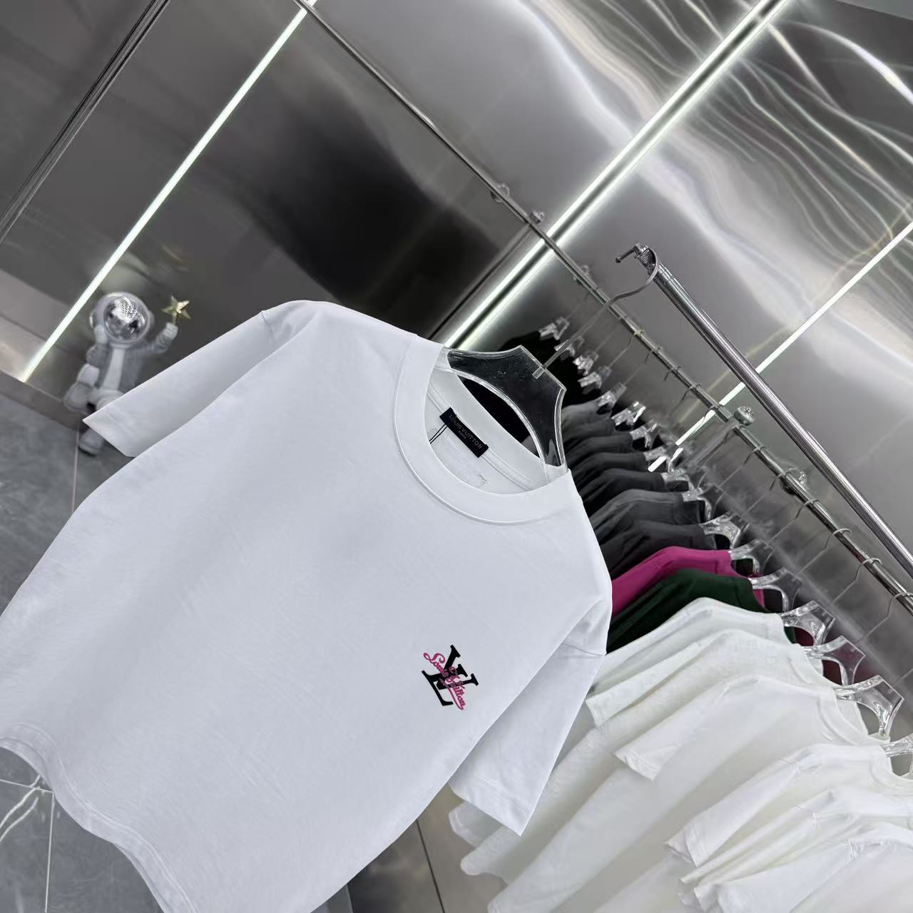 💰130 1V 2025秋冬新款 320克定制面料 圆领短袖 重叠刻字模+植绒 男女同款宽松版 S M L XL XXL 五个码 颜色 黑色 白色 灰色