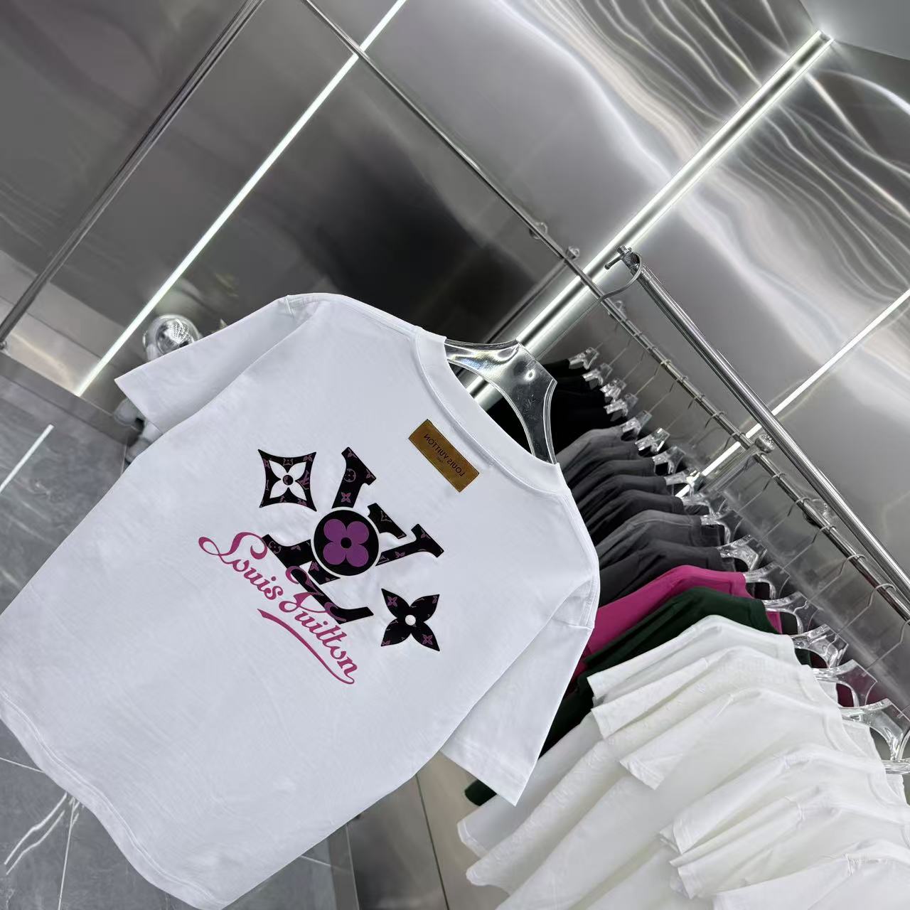 💰130 1V 2025秋冬新款 320克定制面料 圆领短袖 重叠刻字模+植绒 男女同款宽松版 S M L XL XXL 五个码 颜色 黑色 白色 灰色