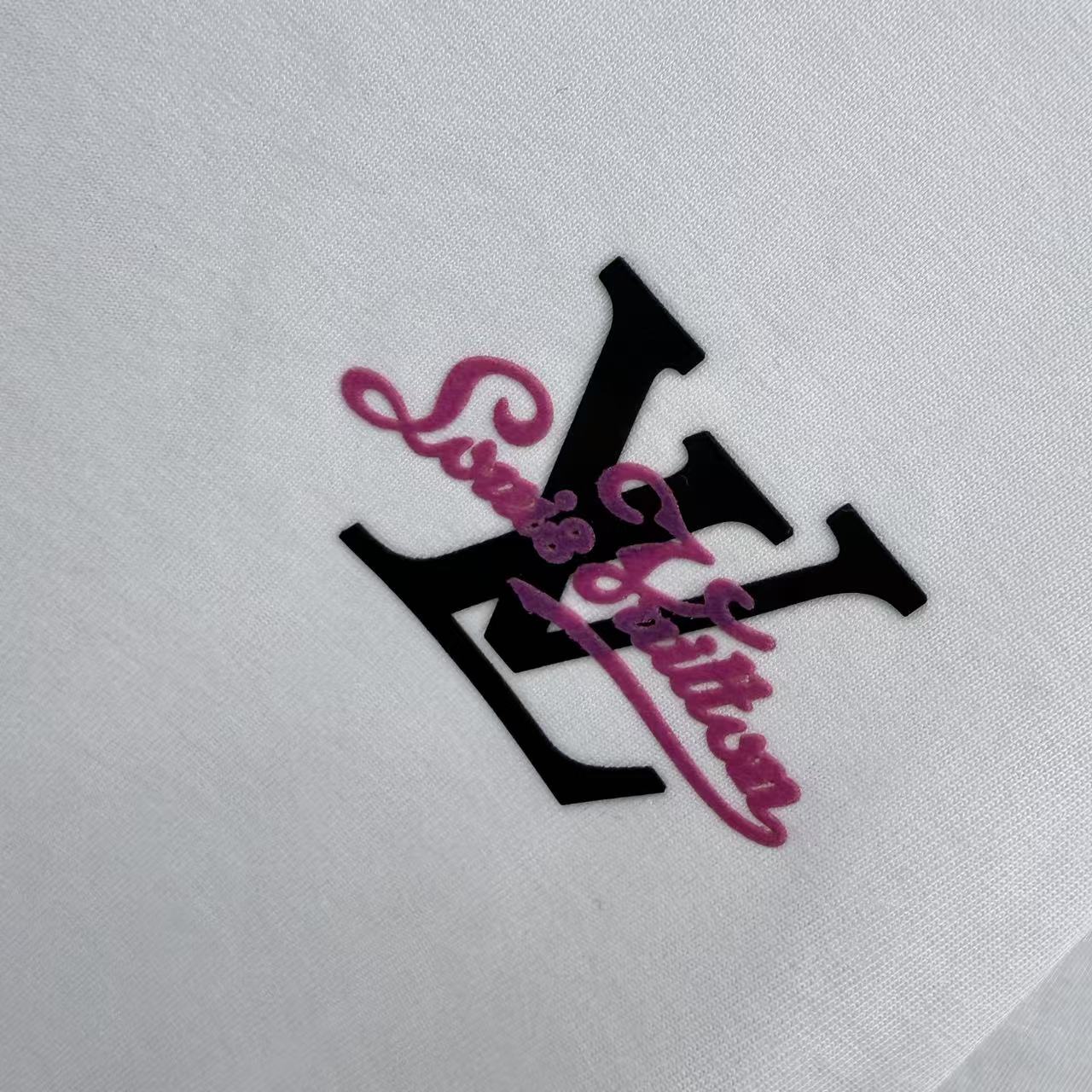 💰130 1V 2025秋冬新款 320克定制面料 圆领短袖 重叠刻字模+植绒 男女同款宽松版 S M L XL XXL 五个码 颜色 黑色 白色 灰色