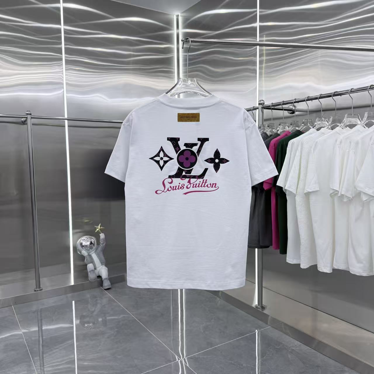 💰130 1V 2025秋冬新款 320克定制面料 圆领短袖 重叠刻字模+植绒 男女同款宽松版 S M L XL XXL 五个码 颜色 黑色 白色 灰色