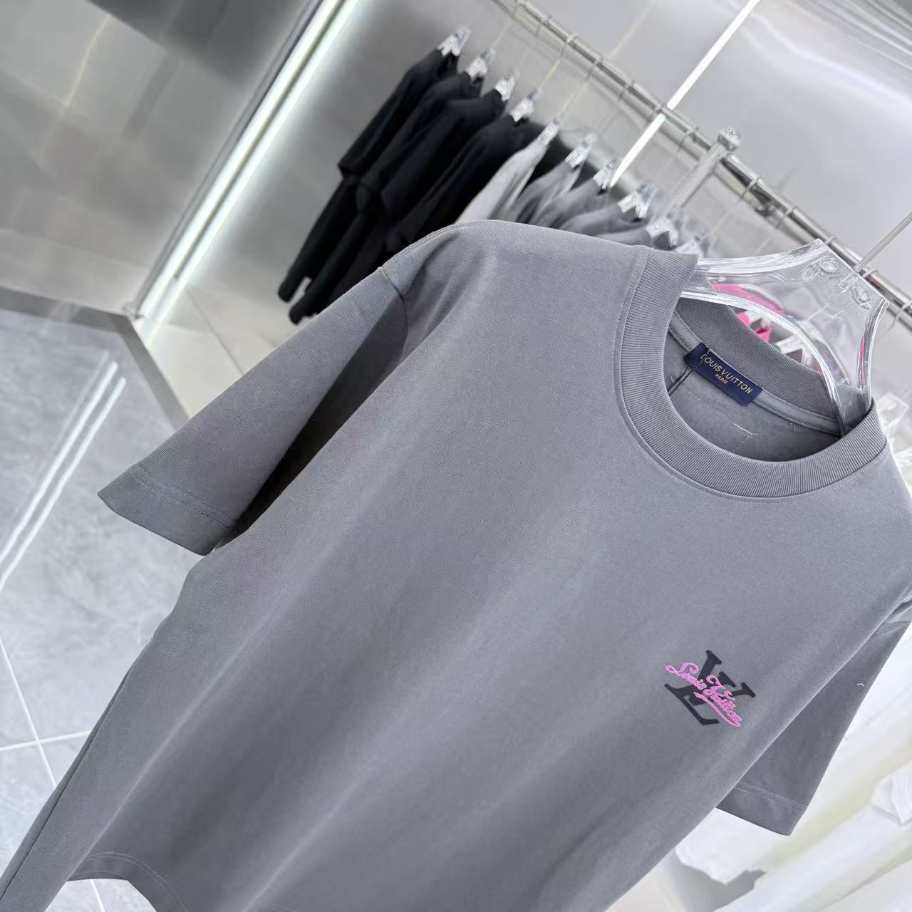 💰130 1V 2025秋冬新款 320克定制面料 圆领短袖 重叠刻字模+植绒 男女同款宽松版 S M L XL XXL 五个码 颜色 黑色 白色 灰色