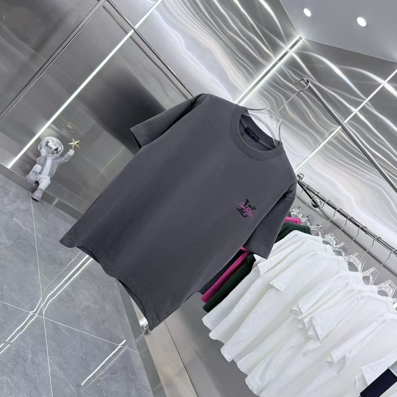 💰130 1V 2025秋冬新款 320克定制面料 圆领短袖 重叠刻字模+植绒 男女同款宽松版 S M L XL XXL 五个码 颜色 黑色 白色 灰色