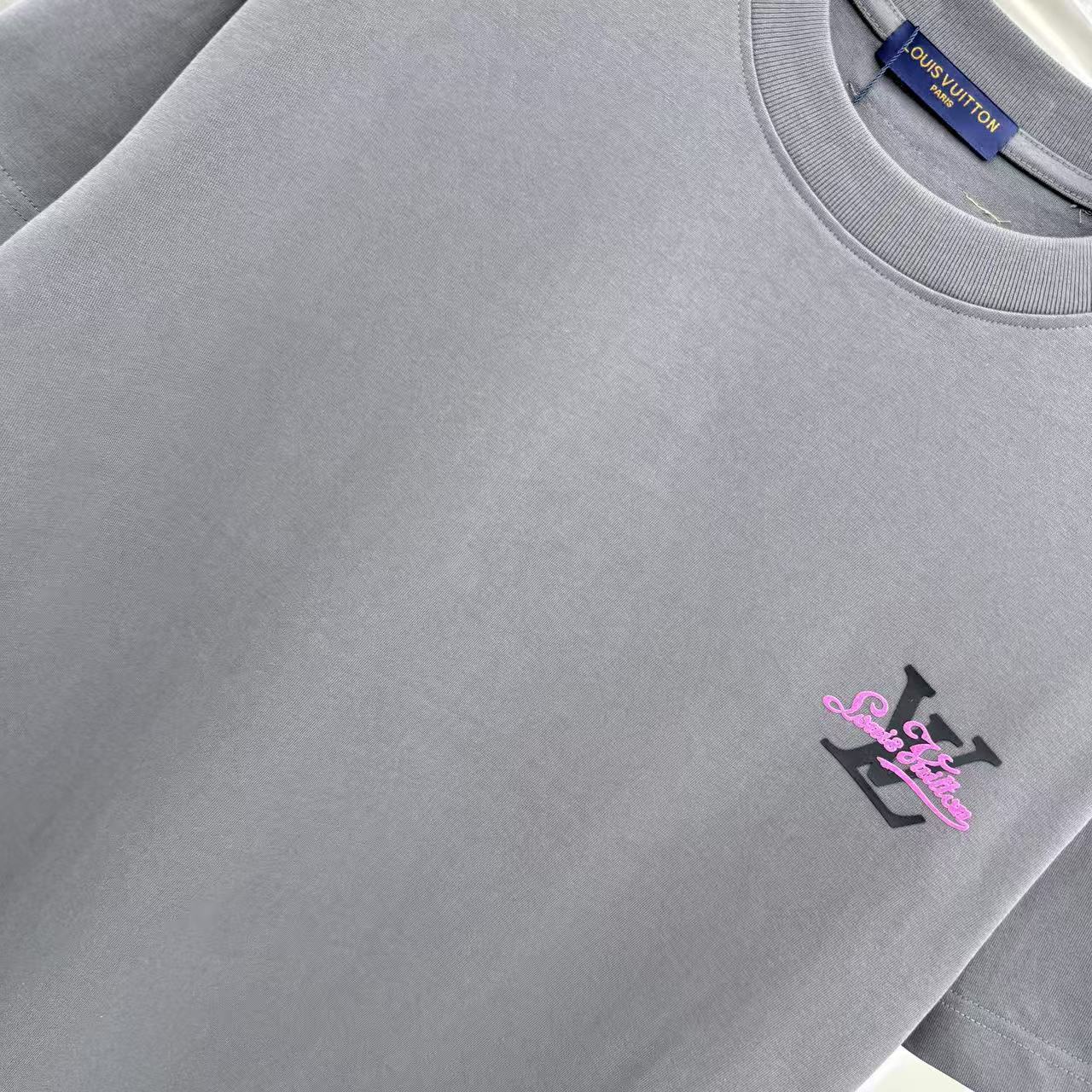 💰130 1V 2025秋冬新款 320克定制面料 圆领短袖 重叠刻字模+植绒 男女同款宽松版 S M L XL XXL 五个码 颜色 黑色 白色 灰色