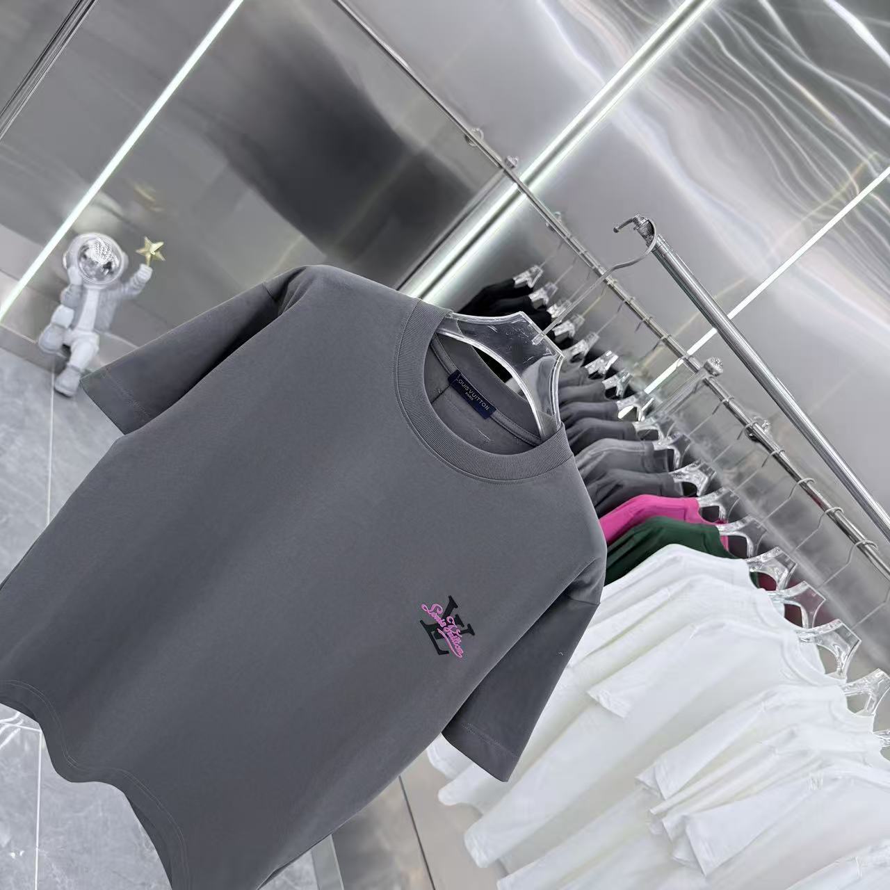 💰130 1V 2025秋冬新款 320克定制面料 圆领短袖 重叠刻字模+植绒 男女同款宽松版 S M L XL XXL 五个码 颜色 黑色 白色 灰色