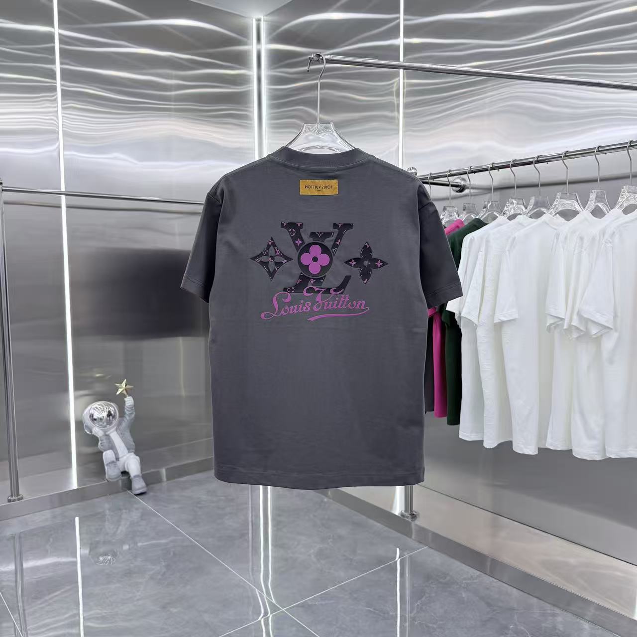 💰130 1V 2025秋冬新款 320克定制面料 圆领短袖 重叠刻字模+植绒 男女同款宽松版 S M L XL XXL 五个码 颜色 黑色 白色 灰色