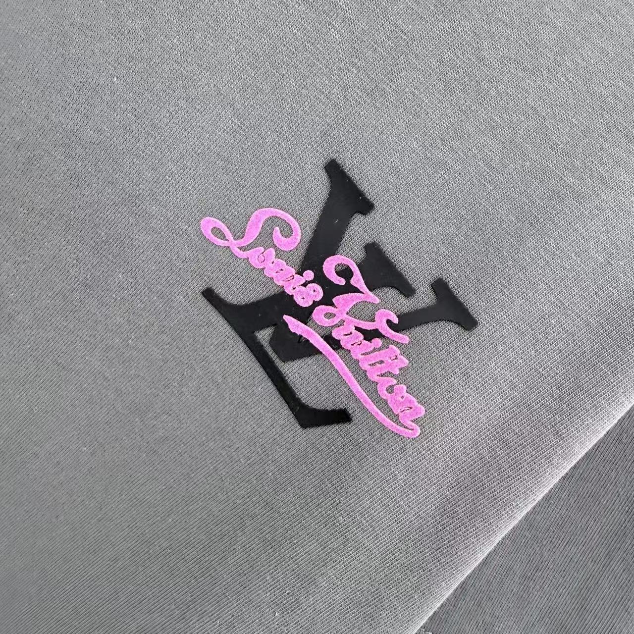 💰130 1V 2025秋冬新款 320克定制面料 圆领短袖 重叠刻字模+植绒 男女同款宽松版 S M L XL XXL 五个码 颜色 黑色 白色 灰色