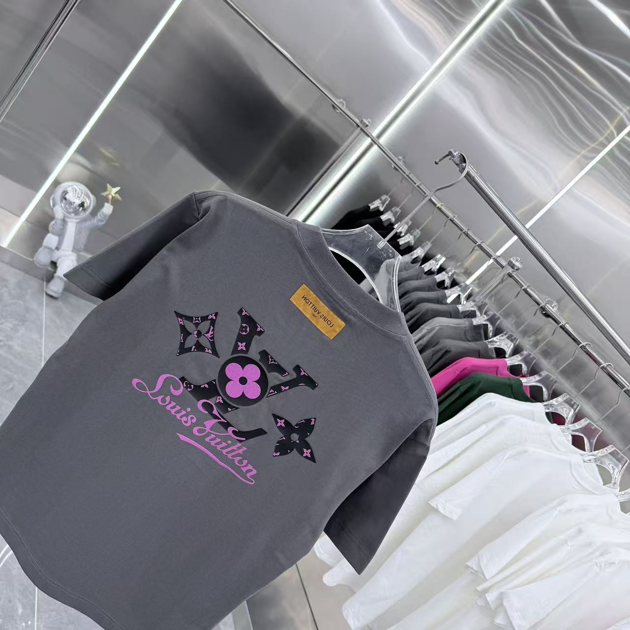 💰130 1V 2025秋冬新款 320克定制面料 圆领短袖 重叠刻字模+植绒 男女同款宽松版 S M L XL XXL 五个码 颜色 黑色 白色 灰色