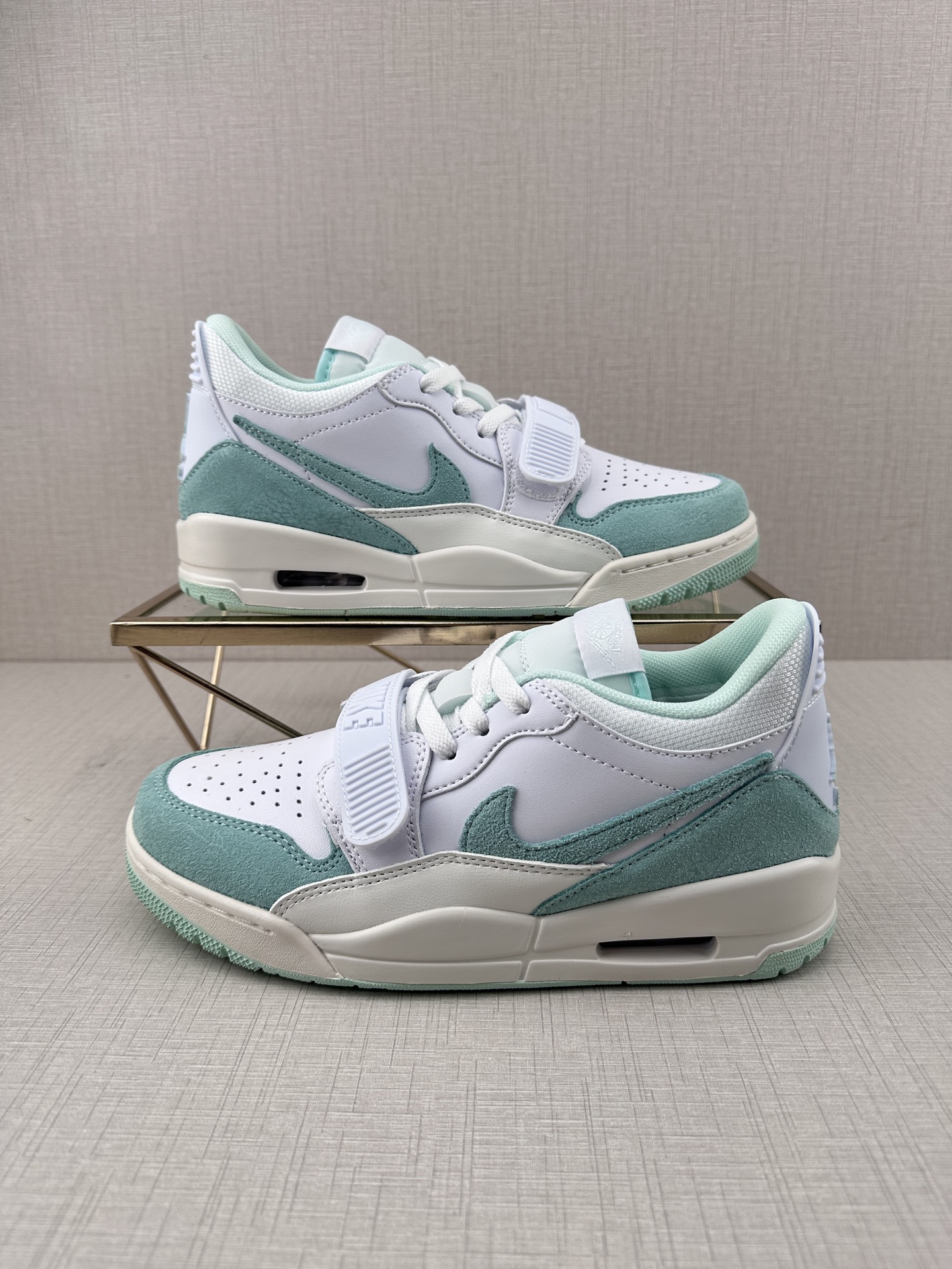 💰200
Air Jordan Legacy 312 蒂芙尼6311
有着交错结合的设计，它的名字就展现出它所包含的鞋款元素，312 分别对应了 Air Jordan 3、Air Jordan 1 和 Air Trainer 2，将这三双经典又有不俗人气的鞋款融合，“最强三合一” 的名称由此得来 
货号: FQ7827 103
Size：36 36.5 37.5 38 38.5 39 40 40.5 41 42 42.5 43 44 44.5 45