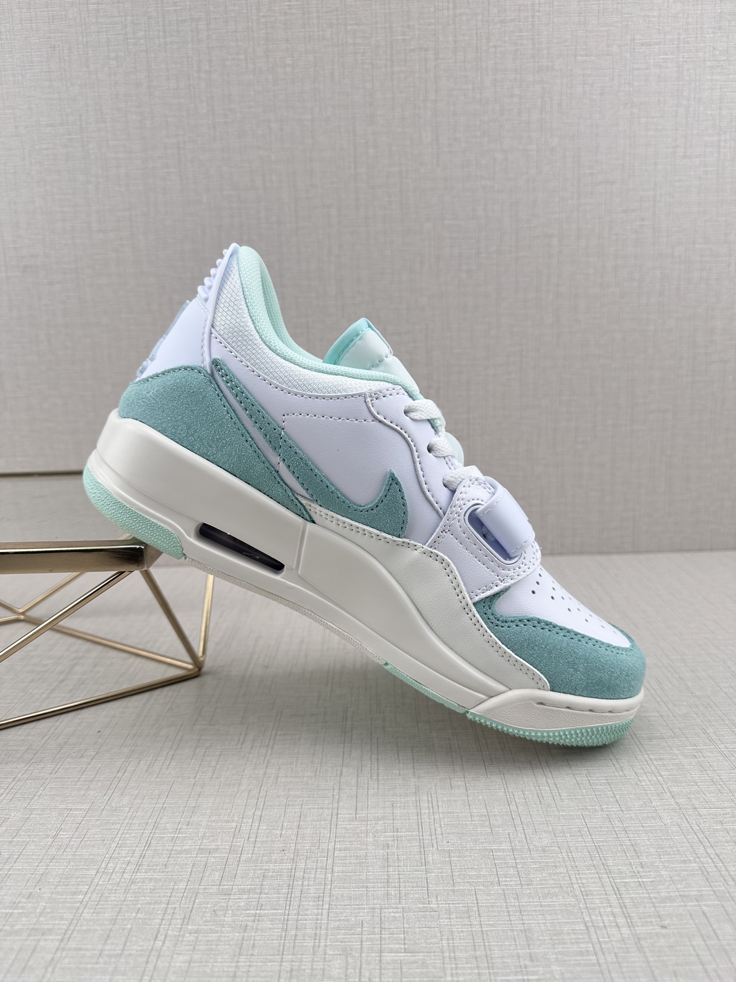 💰200
Air Jordan Legacy 312 蒂芙尼6311
有着交错结合的设计，它的名字就展现出它所包含的鞋款元素，312 分别对应了 Air Jordan 3、Air Jordan 1 和 Air Trainer 2，将这三双经典又有不俗人气的鞋款融合，“最强三合一” 的名称由此得来 
货号: FQ7827 103
Size：36 36.5 37.5 38 38.5 39 40 40.5 41 42 42.5 43 44 44.5 45