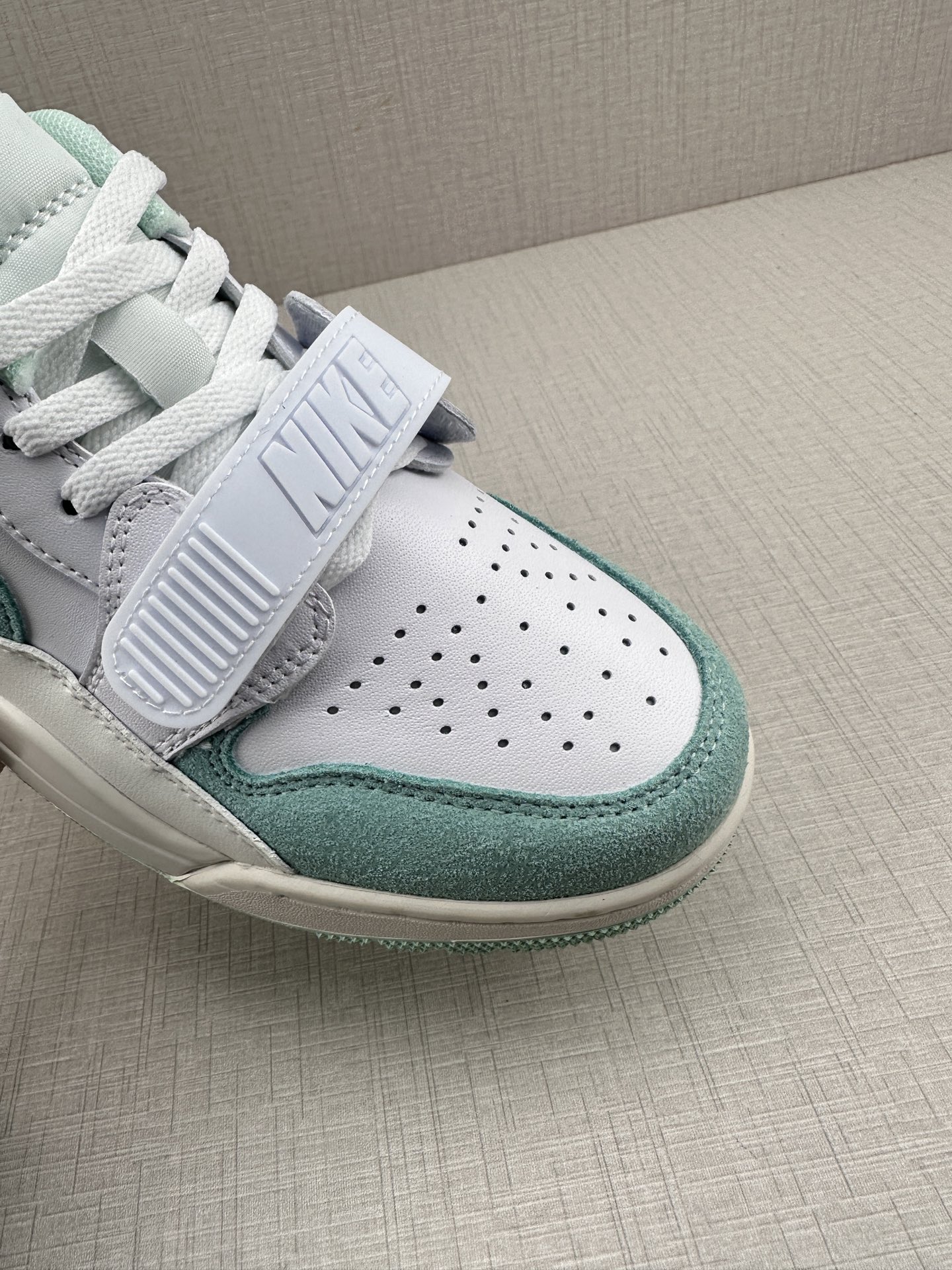 💰200
Air Jordan Legacy 312 蒂芙尼6311
有着交错结合的设计，它的名字就展现出它所包含的鞋款元素，312 分别对应了 Air Jordan 3、Air Jordan 1 和 Air Trainer 2，将这三双经典又有不俗人气的鞋款融合，“最强三合一” 的名称由此得来 
货号: FQ7827 103
Size：36 36.5 37.5 38 38.5 39 40 40.5 41 42 42.5 43 44 44.5 45