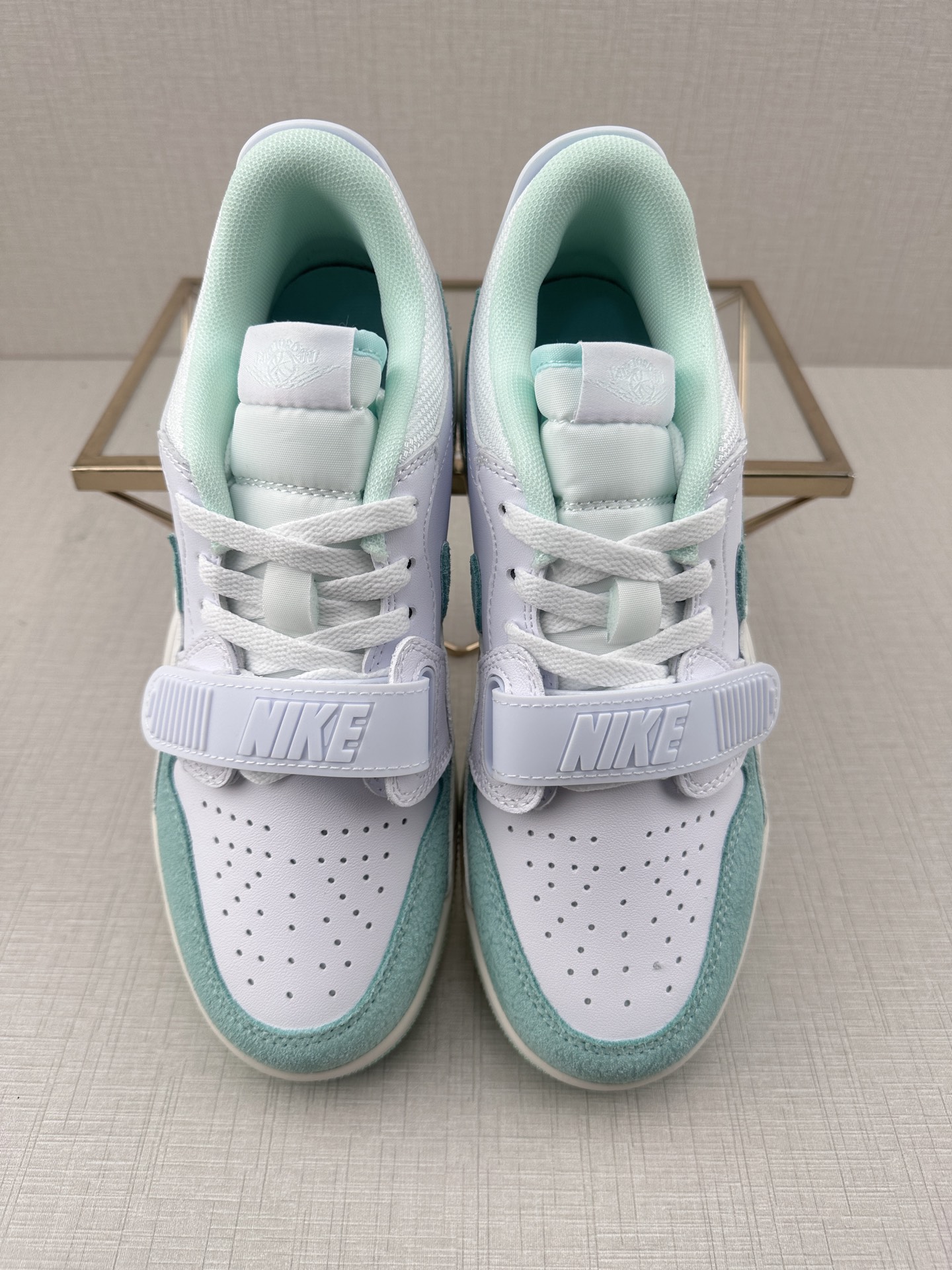 💰200
Air Jordan Legacy 312 蒂芙尼6311
有着交错结合的设计，它的名字就展现出它所包含的鞋款元素，312 分别对应了 Air Jordan 3、Air Jordan 1 和 Air Trainer 2，将这三双经典又有不俗人气的鞋款融合，“最强三合一” 的名称由此得来 
货号: FQ7827 103
Size：36 36.5 37.5 38 38.5 39 40 40.5 41 42 42.5 43 44 44.5 45