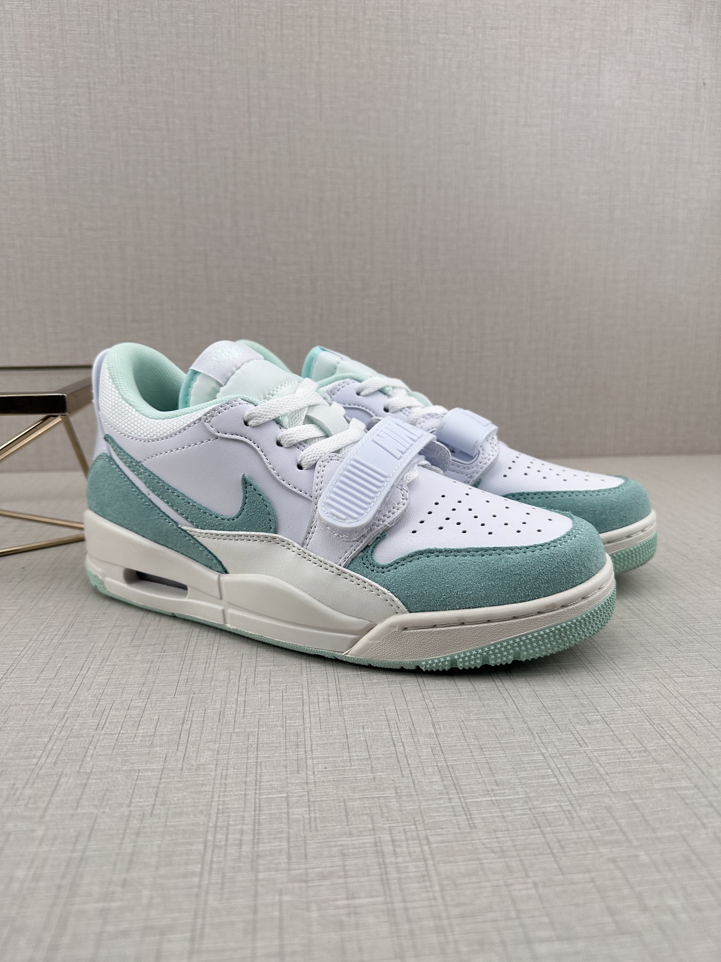 💰200
Air Jordan Legacy 312 蒂芙尼6311
有着交错结合的设计，它的名字就展现出它所包含的鞋款元素，312 分别对应了 Air Jordan 3、Air Jordan 1 和 Air Trainer 2，将这三双经典又有不俗人气的鞋款融合，“最强三合一” 的名称由此得来 
货号: FQ7827 103
Size：36 36.5 37.5 38 38.5 39 40 40.5 41 42 42.5 43 44 44.5 45