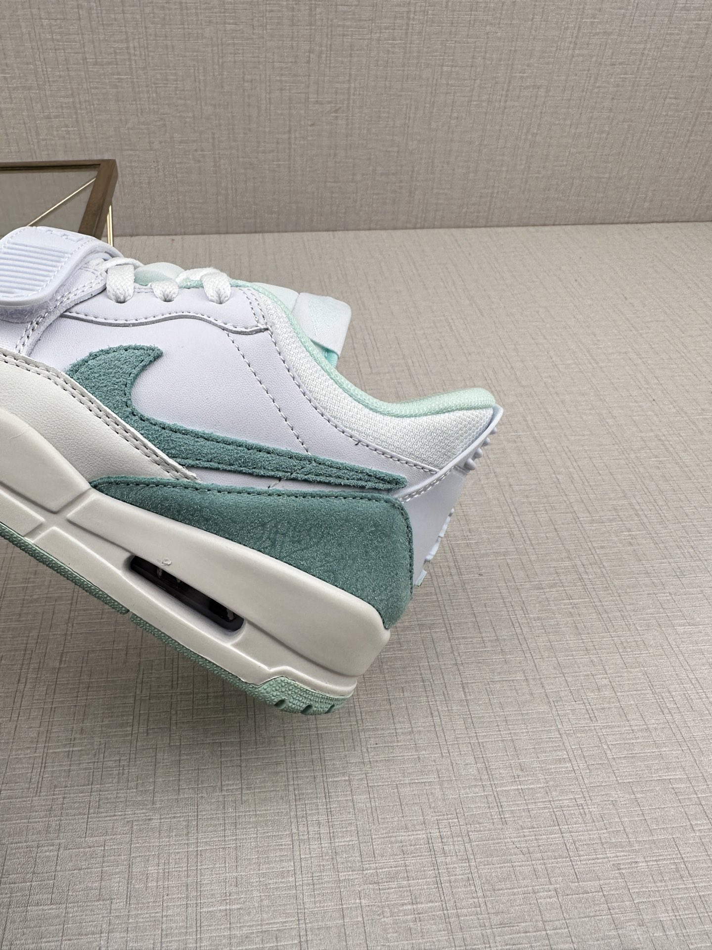 💰200
Air Jordan Legacy 312 蒂芙尼6311
有着交错结合的设计，它的名字就展现出它所包含的鞋款元素，312 分别对应了 Air Jordan 3、Air Jordan 1 和 Air Trainer 2，将这三双经典又有不俗人气的鞋款融合，“最强三合一” 的名称由此得来 
货号: FQ7827 103
Size：36 36.5 37.5 38 38.5 39 40 40.5 41 42 42.5 43 44 44.5 45