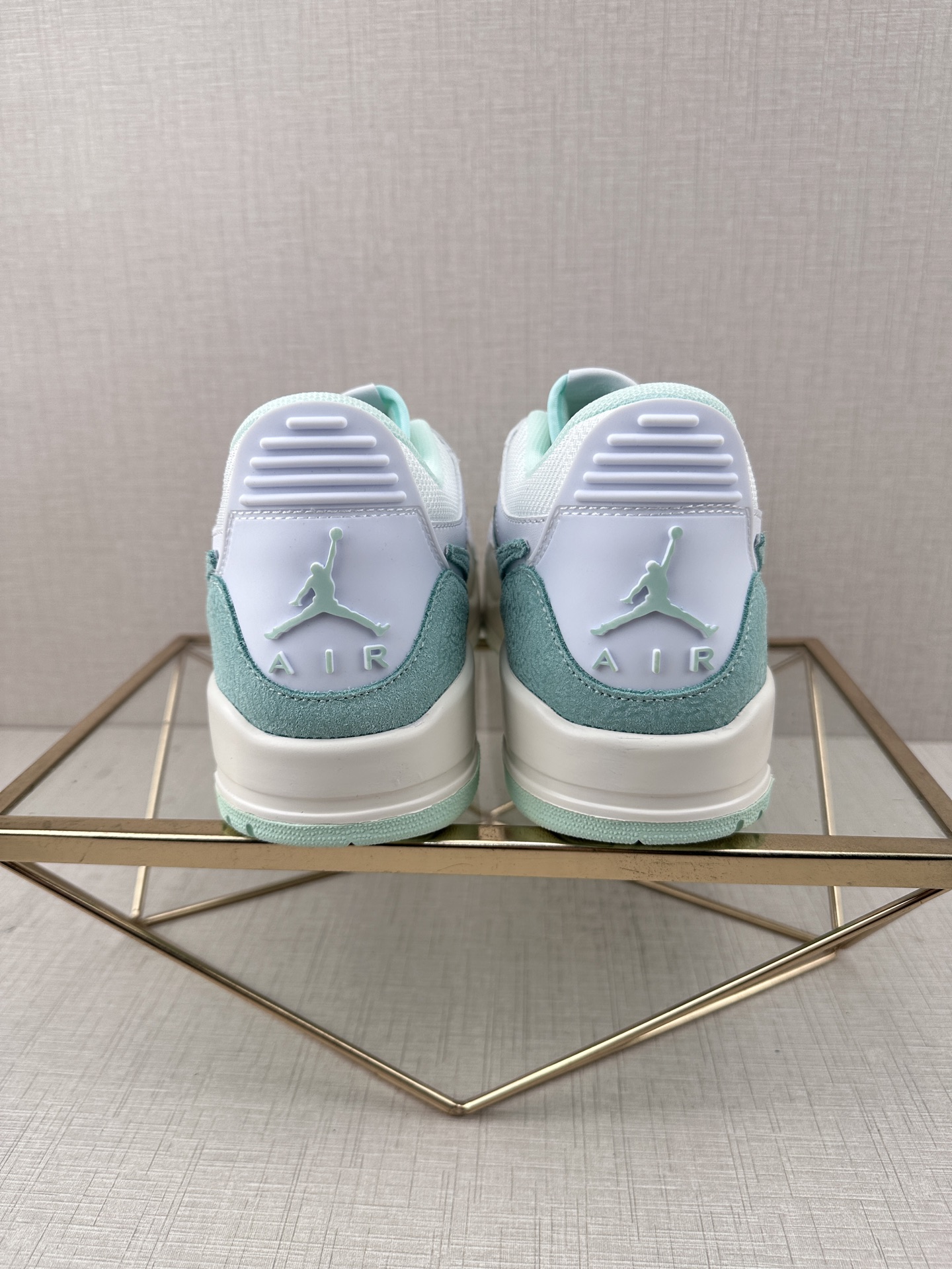 💰200
Air Jordan Legacy 312 蒂芙尼6311
有着交错结合的设计，它的名字就展现出它所包含的鞋款元素，312 分别对应了 Air Jordan 3、Air Jordan 1 和 Air Trainer 2，将这三双经典又有不俗人气的鞋款融合，“最强三合一” 的名称由此得来 
货号: FQ7827 103
Size：36 36.5 37.5 38 38.5 39 40 40.5 41 42 42.5 43 44 44.5 45