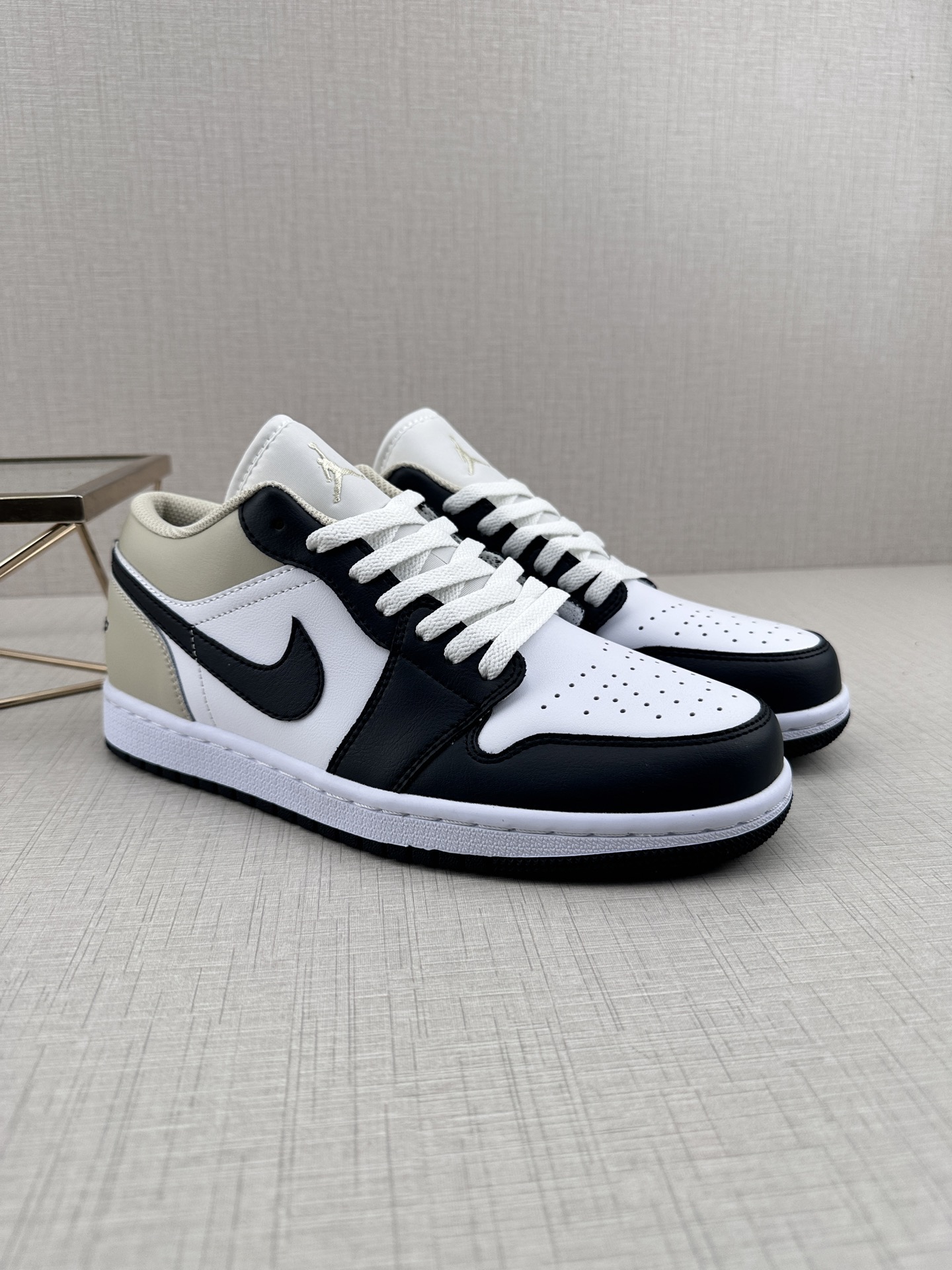 💰180 
Air Jordan 1  DD11乔丹篮球鞋男女运动鞋潮流板鞋
货号：553558 153
尺码：36 37 37.5 38 38.5 39 40 40.5 41 42 42.5 43 44 45 46