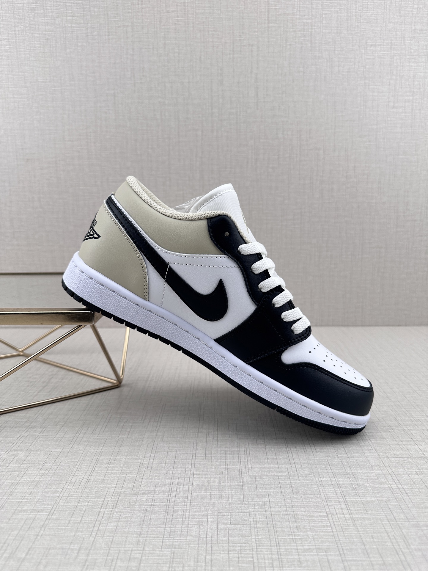 💰180 
Air Jordan 1  DD11乔丹篮球鞋男女运动鞋潮流板鞋
货号：553558 153
尺码：36 37 37.5 38 38.5 39 40 40.5 41 42 42.5 43 44 45 46