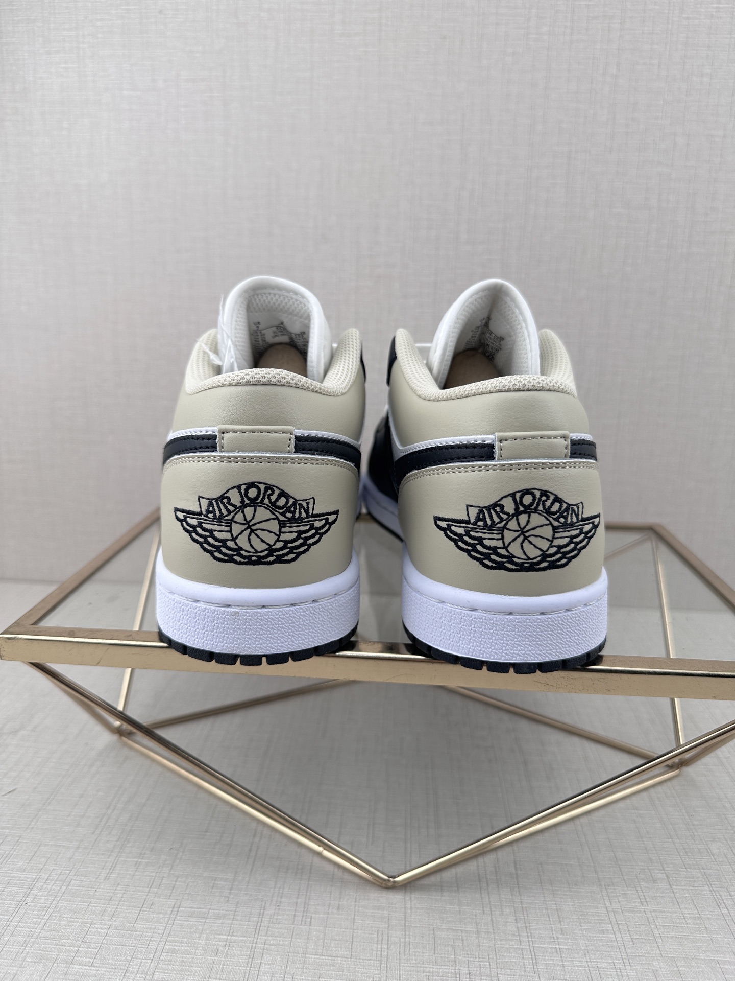 💰180 
Air Jordan 1  DD11乔丹篮球鞋男女运动鞋潮流板鞋
货号：553558 153
尺码：36 37 37.5 38 38.5 39 40 40.5 41 42 42.5 43 44 45 46