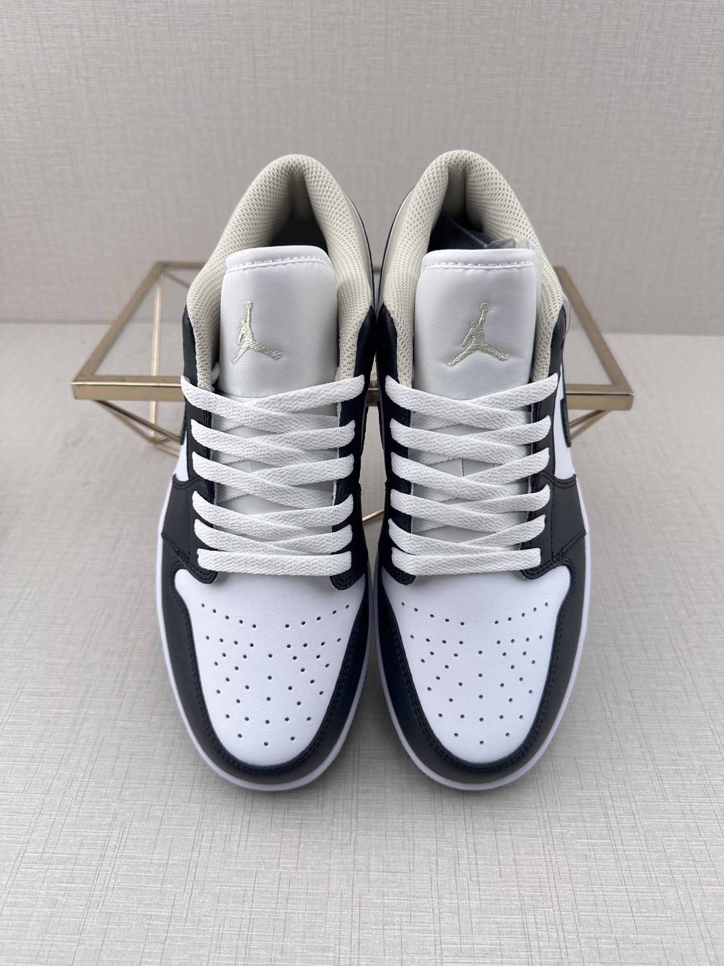 💰180 
Air Jordan 1  DD11乔丹篮球鞋男女运动鞋潮流板鞋
货号：553558 153
尺码：36 37 37.5 38 38.5 39 40 40.5 41 42 42.5 43 44 45 46