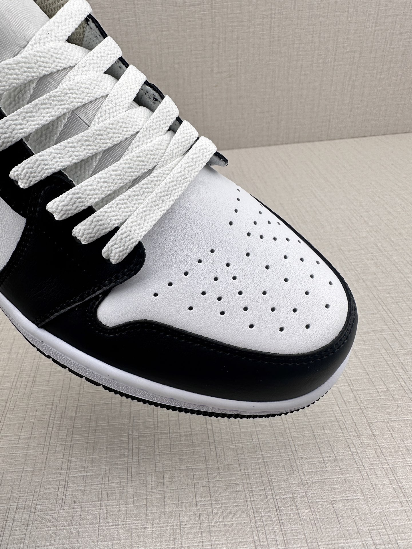 💰180 
Air Jordan 1  DD11乔丹篮球鞋男女运动鞋潮流板鞋
货号：553558 153
尺码：36 37 37.5 38 38.5 39 40 40.5 41 42 42.5 43 44 45 46