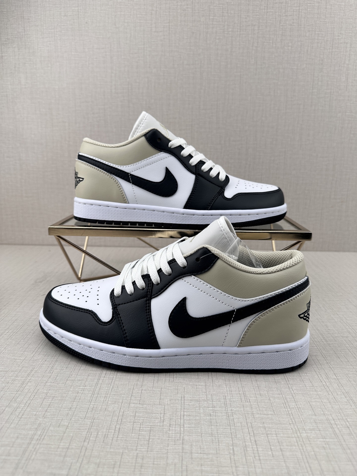 💰180 
Air Jordan 1  DD11乔丹篮球鞋男女运动鞋潮流板鞋
货号：553558 153
尺码：36 37 37.5 38 38.5 39 40 40.5 41 42 42.5 43 44 45 46