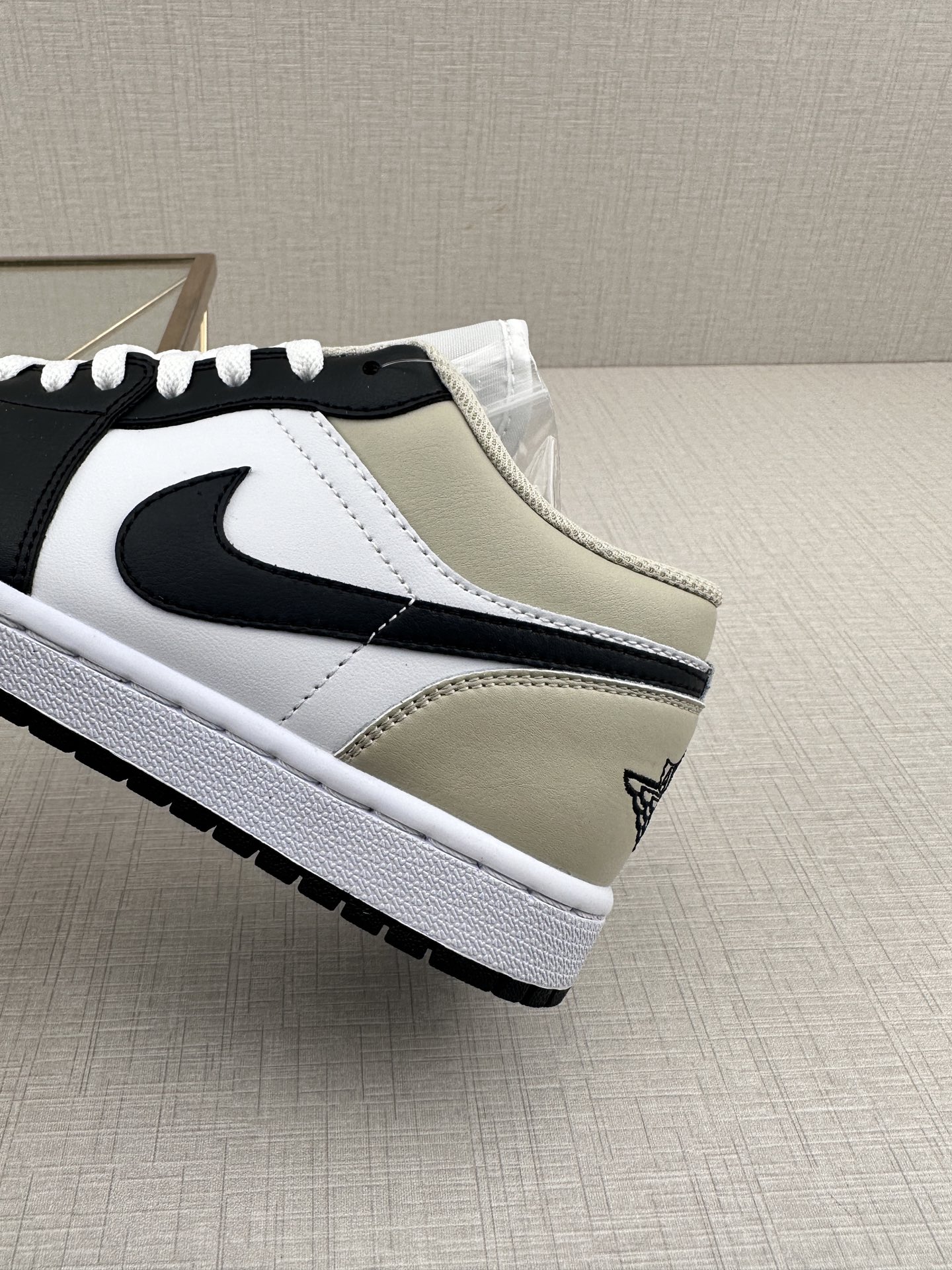 💰180 
Air Jordan 1  DD11乔丹篮球鞋男女运动鞋潮流板鞋
货号：553558 153
尺码：36 37 37.5 38 38.5 39 40 40.5 41 42 42.5 43 44 45 46