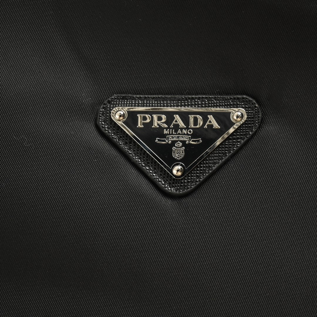 Prada/普拉达 再生尼龙三角标羽绒夹克外套