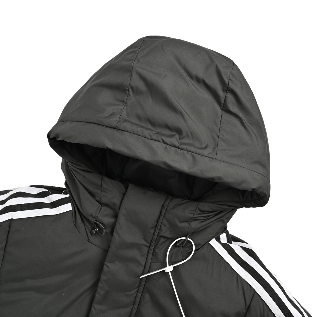 Adidas / 阿迪达斯3ST Long Coat 纯色印花连帽长款羽绒服
款号 HN2099.2098
整衣结合正品独有的3D立体剪裁工艺,衣袖经典三条纹碰撞时尚斜衍缝,过膝的长版设计合体不臃肿,再加上此系列户外+运动的年轻化设计理念,上身效果绝对的经典且惊艳!
1.织带独家定织,采用与正品工艺一致双线斜衍缝!
2.面料采用正品一致代工厂出定织聚酯纤维高透超柔面料,手感更佳柔软舒适。
3.辅料使用开模定制还原zp所有细节!拉链采购YKK正品。
4.整衣使用80%白鸭绒,充绒量为220-280g,600+的蓬松度,给你无与伦比的保暖性。
5.口袋、挡风片、内里立领 、口袋盖,内里打在柔和磨毛工艺,成就柔和保暖的质感。下摆两侧按扣,提高活动自由度,可调节袖口松紧灵活,贴合御寒。
我们从不生产低质低价产品,用心提供高质量性价比!给您最完美的体验感!
Size:XS-XL