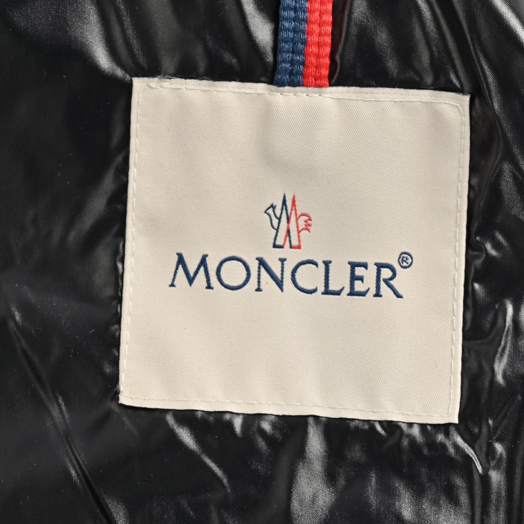 Moncler/蒙口 Vezere’鹅绒磨砂面羽绒服