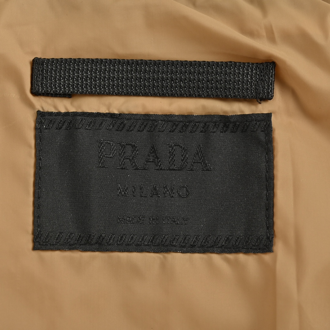 Prada/普拉达 24Fw 经典三角标帽子可拆卸羽绒服