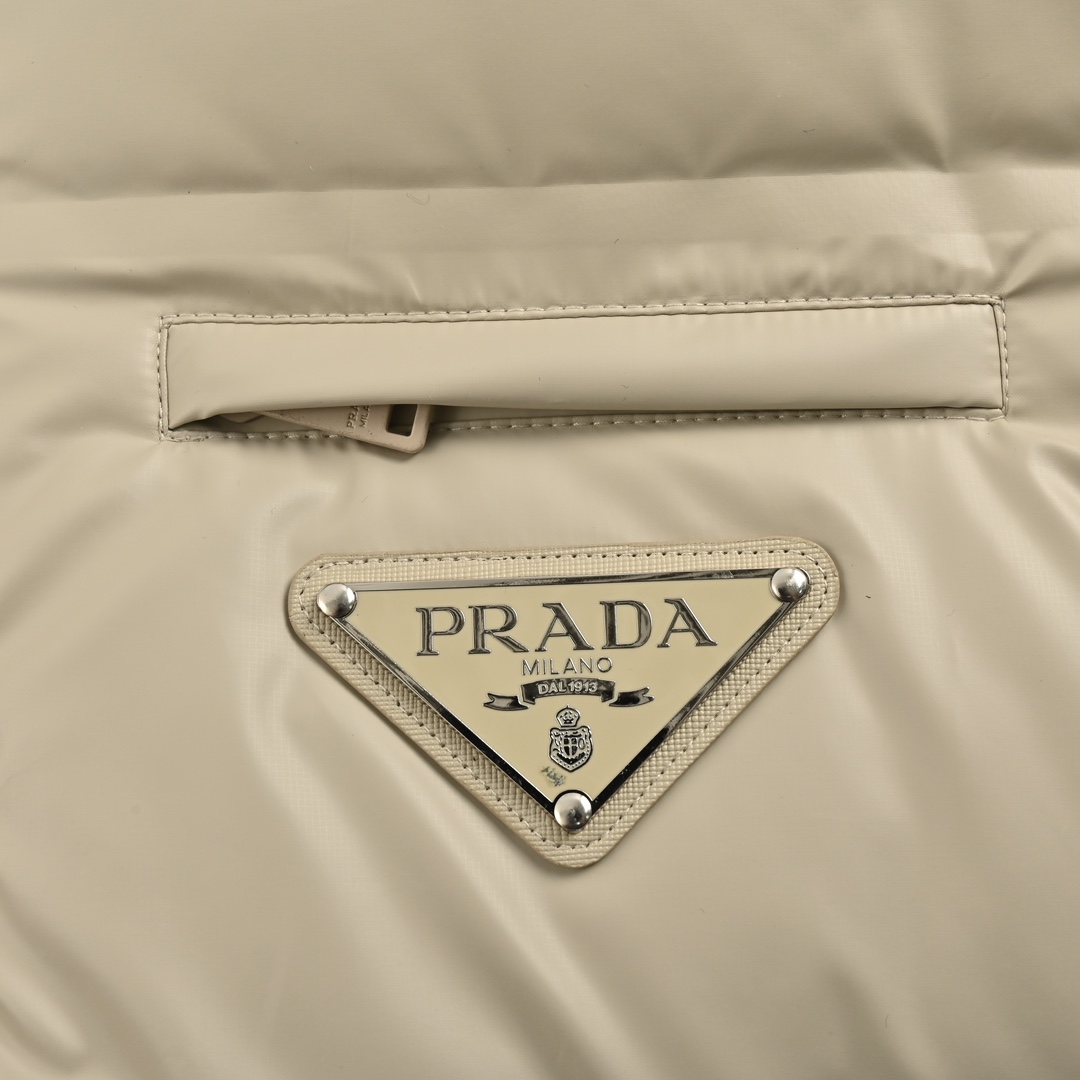 Prada/普拉达 24Fw 经典三角标帽子可拆卸羽绒服