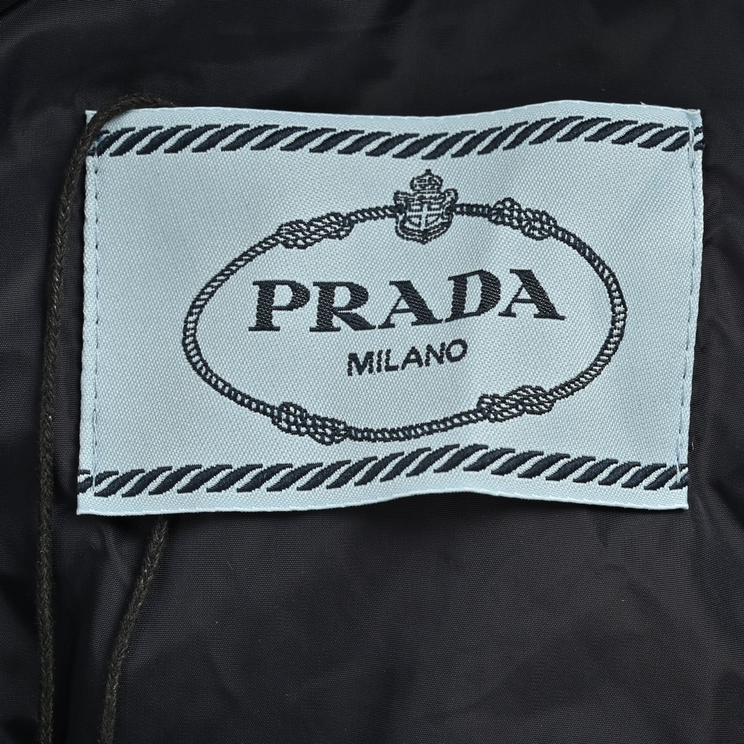 Prada/普拉达 三角标纯色连帽羽绒服