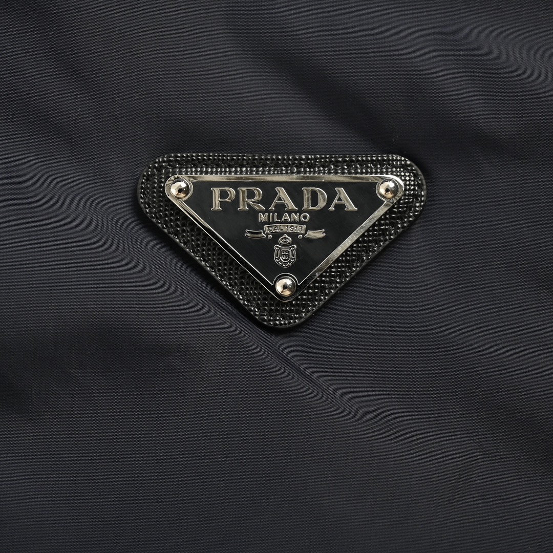 Prada/普拉达 三角标纯色连帽羽绒服