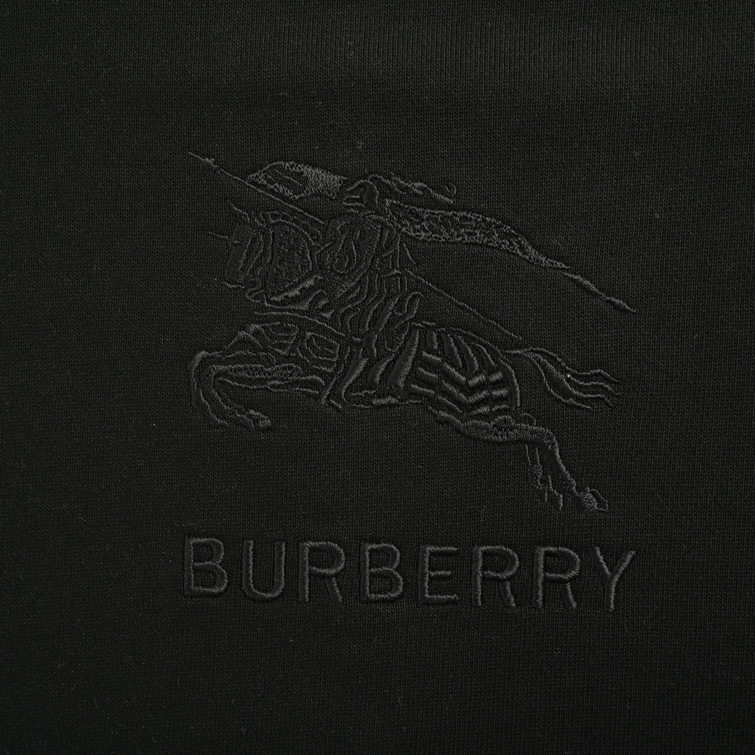 Burberry/巴宝莉 24Fw 暗纹胸前刺绣战马圆领卫衣