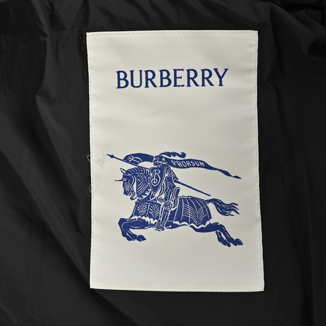 Burberry/巴宝莉 24Fw 战马刺绣连帽羽绒服