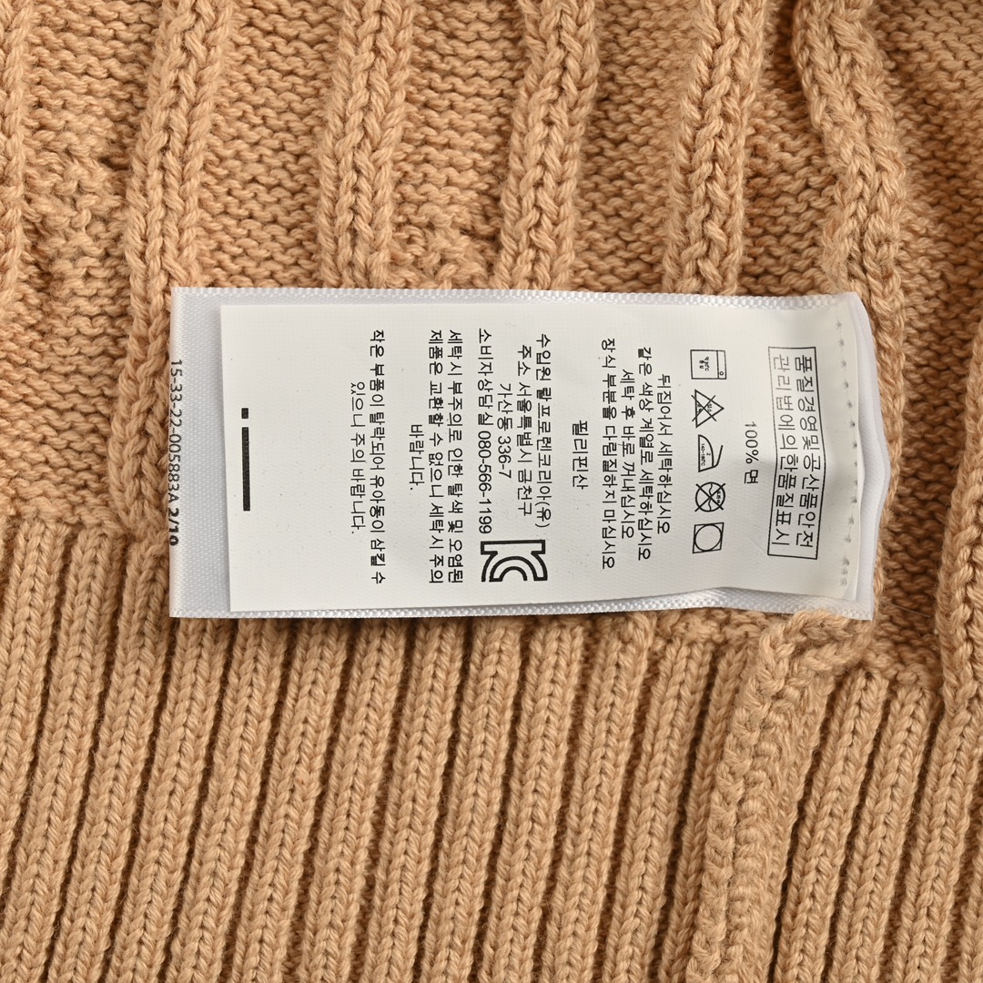 本地自取:💰220
Ralph Lauren/拉夫劳伦 25Fw 绞花粗针混纺圆领毛衣
胸口高密度百灵达万针刺绣,吊牌辅料全部还原原版。
面料采用进口纯棉纱线混纺羊毛,上身舒适高级感拉满,无数网红博主穿搭必备,原版超级慢买到,一件针织衫就能穿出不一样的时尚感觉。
表面面料带羊绒的雾面感觉,蓬松度够够的,可以说做到乱真的高度,一眼就是顶级品质!
复古的多巴胺配色,经典耐看,性价比很高,强烈推荐
颜色:藏青色 卡其色 灰色 白色
Size:S-XL