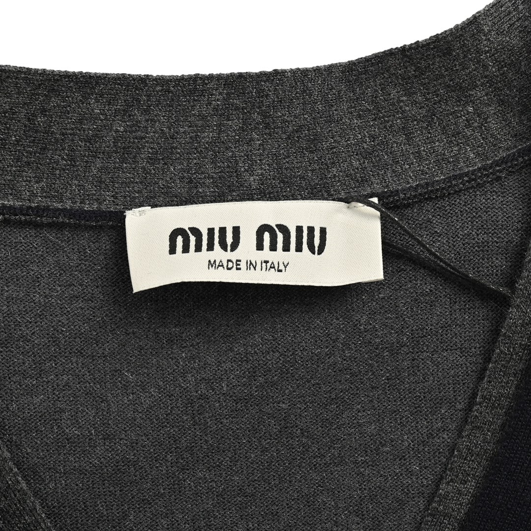 Miu Miu/缪缪 24Fw Miu小标真两件羊绒开衫外套纱线采用澳羊毛加羊绒混纺