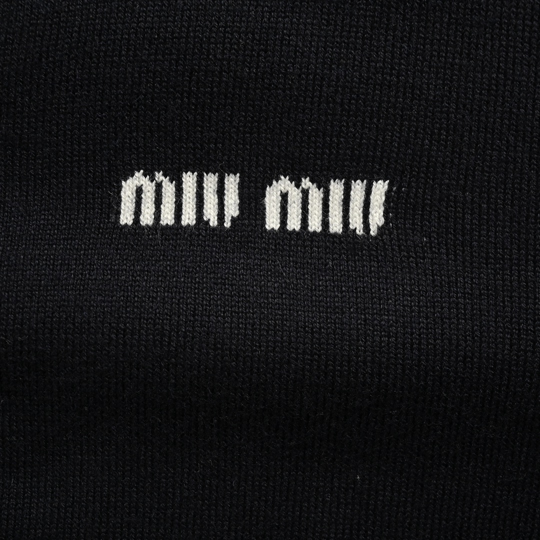 Miu Miu/缪缪 24Fw Miu小标真两件羊绒开衫外套纱线采用澳羊毛加羊绒混纺