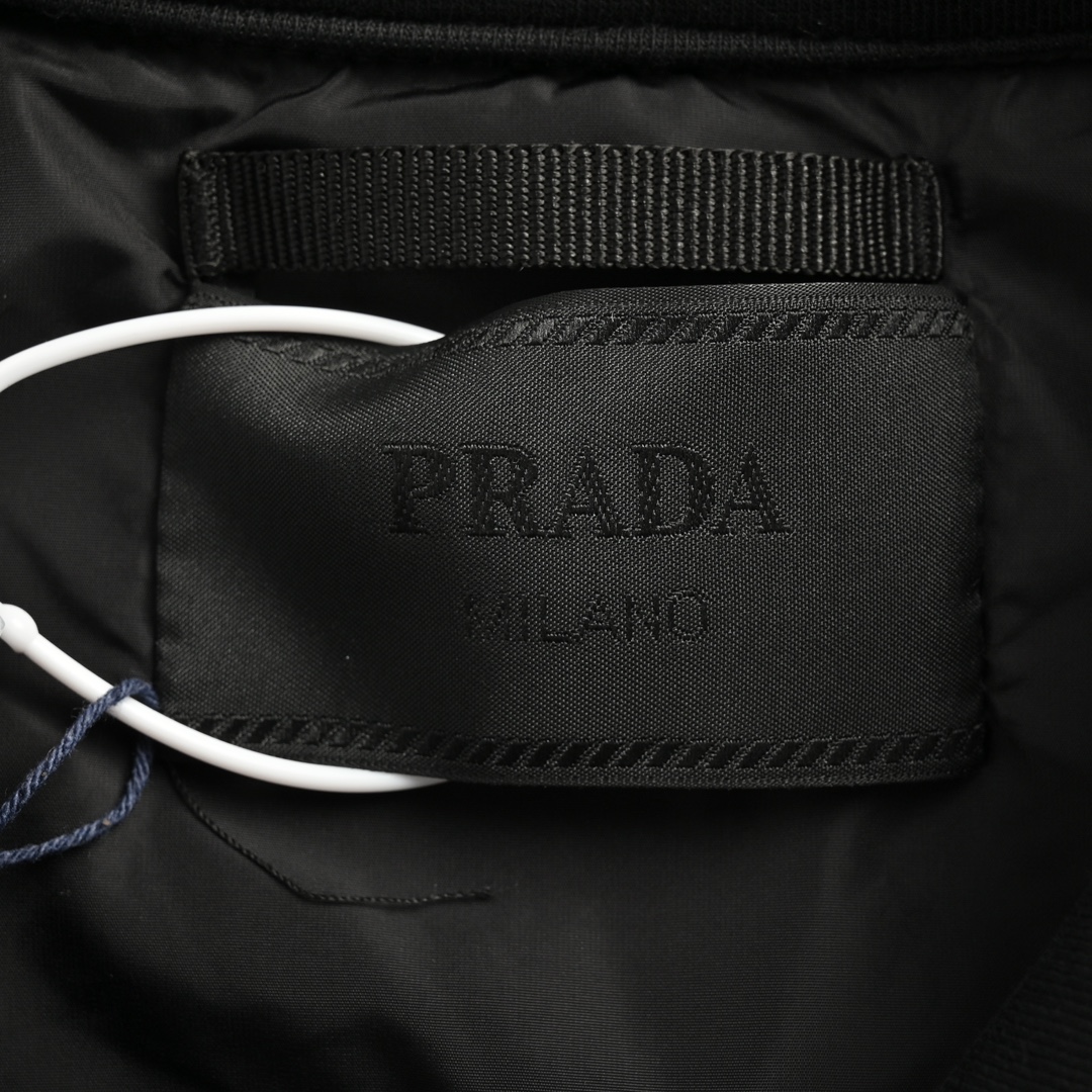 Prada 普拉达 三角标拼布拉链夹克外套-Chinese UA Cheap High Quatity Brand Clothes Bags handbags Sneakers wholesale wholesaler seller from China Factory suppliers Fashion Clothing Shoes best Quality Beautiful Price Prada 普拉达 三角标拼布拉链夹克外套
