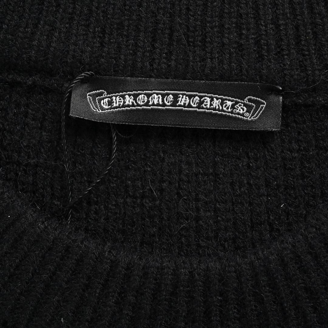 Chrome Hearts/克罗心 24Fw 金属梵文贴皮十字架圆领毛衣