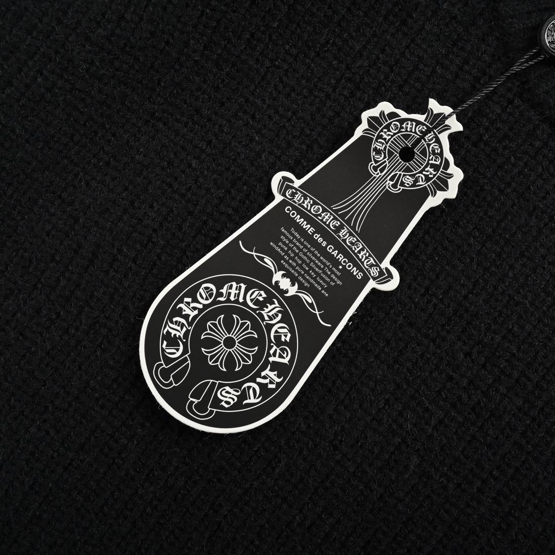 Chrome Hearts/克罗心 24Fw 金属梵文贴皮十字架圆领毛衣