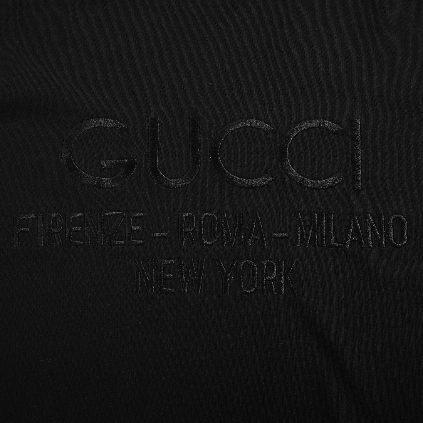 Gucci/古驰 24ss 暗纹字母logo刺绣短袖 休闲装与T恤巧妙融入简约廓形