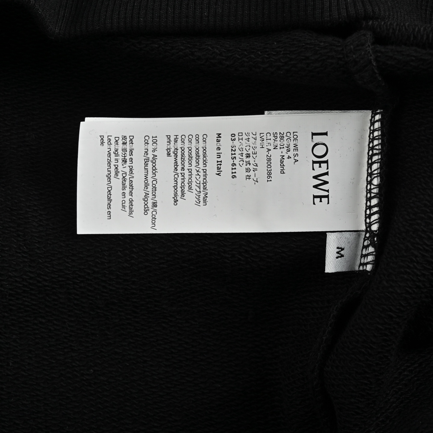 Loewe/罗意威 24Fw 皮质抽绳连帽卫衣 原版12900购入 王一博同款 原版采用380g全棉鱼鳞面料 定制螺纹450g 绣花采用插针刺绣工艺 进口机刺绣 皮革抽绳以独特的绳结设计 结合独特质感形成强烈的视觉冲击力。采用高品质的皮革材质 皮革柔软且富有弹性 触感舒适 同时也具有良好的耐用性。绳子手工编织 工艺繁琐。男女同款 Size:S-L