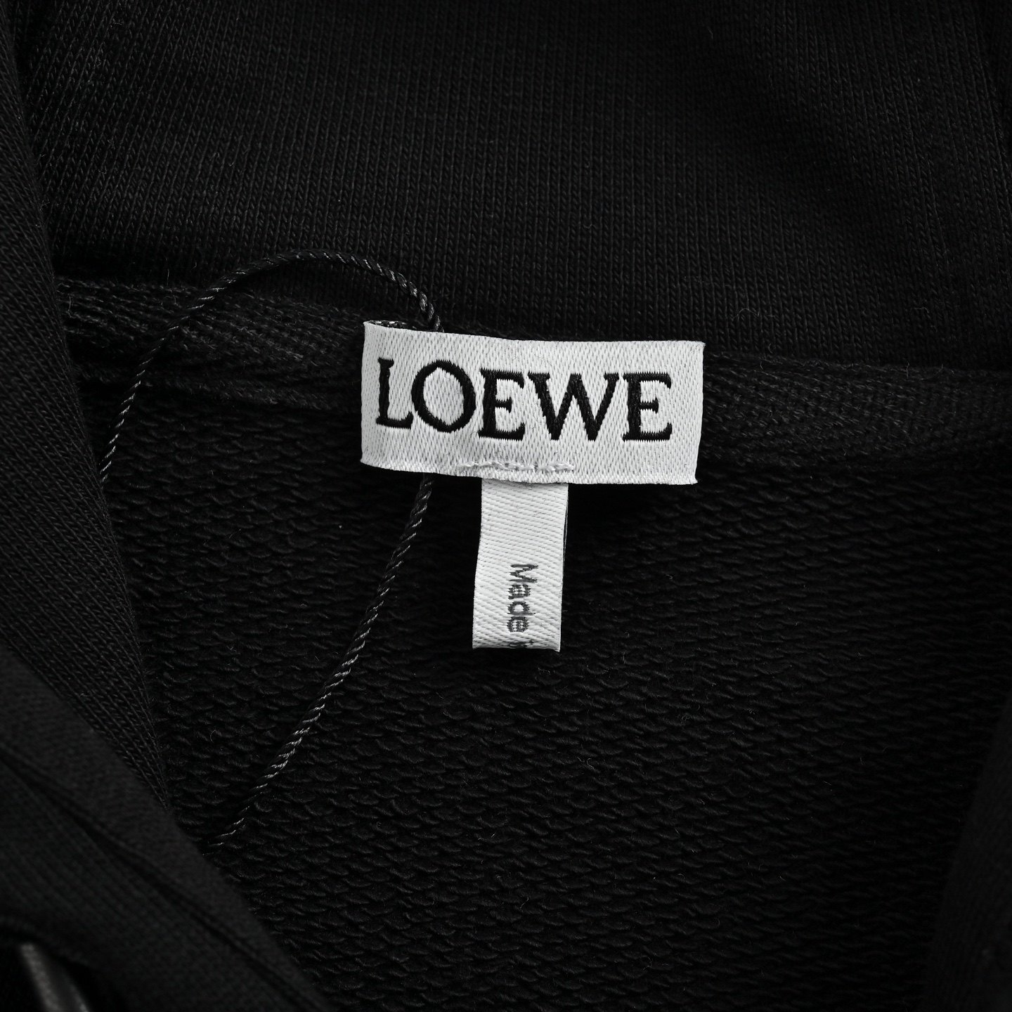 Loewe/罗意威 24Fw 皮质抽绳连帽卫衣 原版12900购入 王一博同款 原版采用380g全棉鱼鳞面料 定制螺纹450g 绣花采用插针刺绣工艺 进口机刺绣 皮革抽绳以独特的绳结设计 结合独特质感形成强烈的视觉冲击力。采用高品质的皮革材质 皮革柔软且富有弹性 触感舒适 同时也具有良好的耐用性。绳子手工编织 工艺繁琐。男女同款 Size:S-L