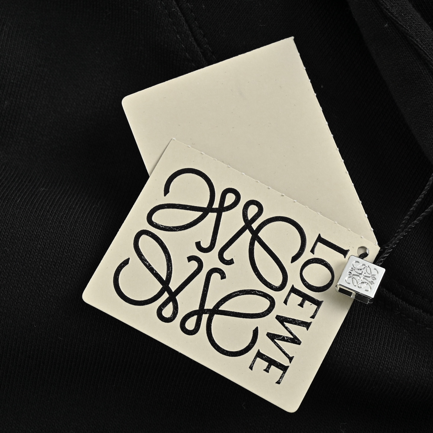 Loewe/罗意威 24Fw 皮质抽绳连帽卫衣 原版12900购入 王一博同款 原版采用380g全棉鱼鳞面料 定制螺纹450g 绣花采用插针刺绣工艺 进口机刺绣 皮革抽绳以独特的绳结设计 结合独特质感形成强烈的视觉冲击力。采用高品质的皮革材质 皮革柔软且富有弹性 触感舒适 同时也具有良好的耐用性。绳子手工编织 工艺繁琐。男女同款 Size:S-L
