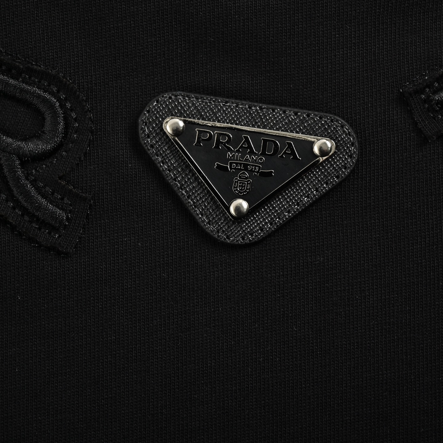 Prada/普拉达 25ss 领口字母刺绣三角标短袖