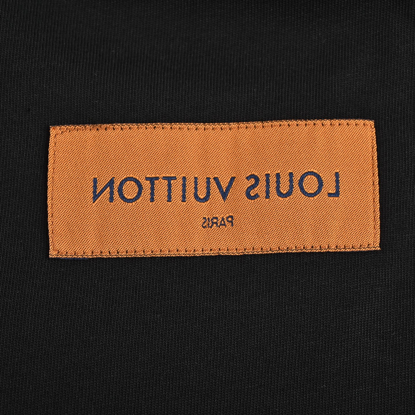 Louis Vuitton/路易威登 领口字母浮雕压花短袖黑色 白色