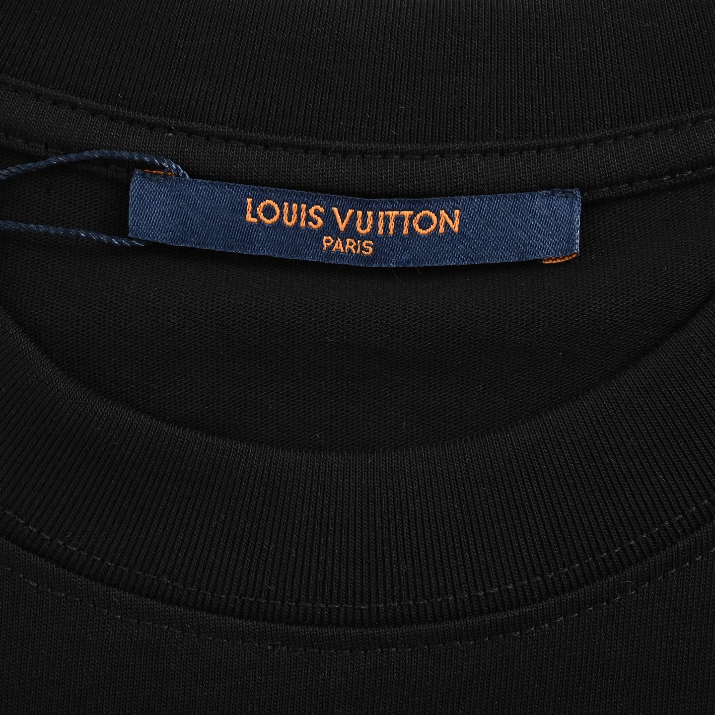 Louis Vuitton/路易威登 领口字母浮雕压花短袖黑色 白色