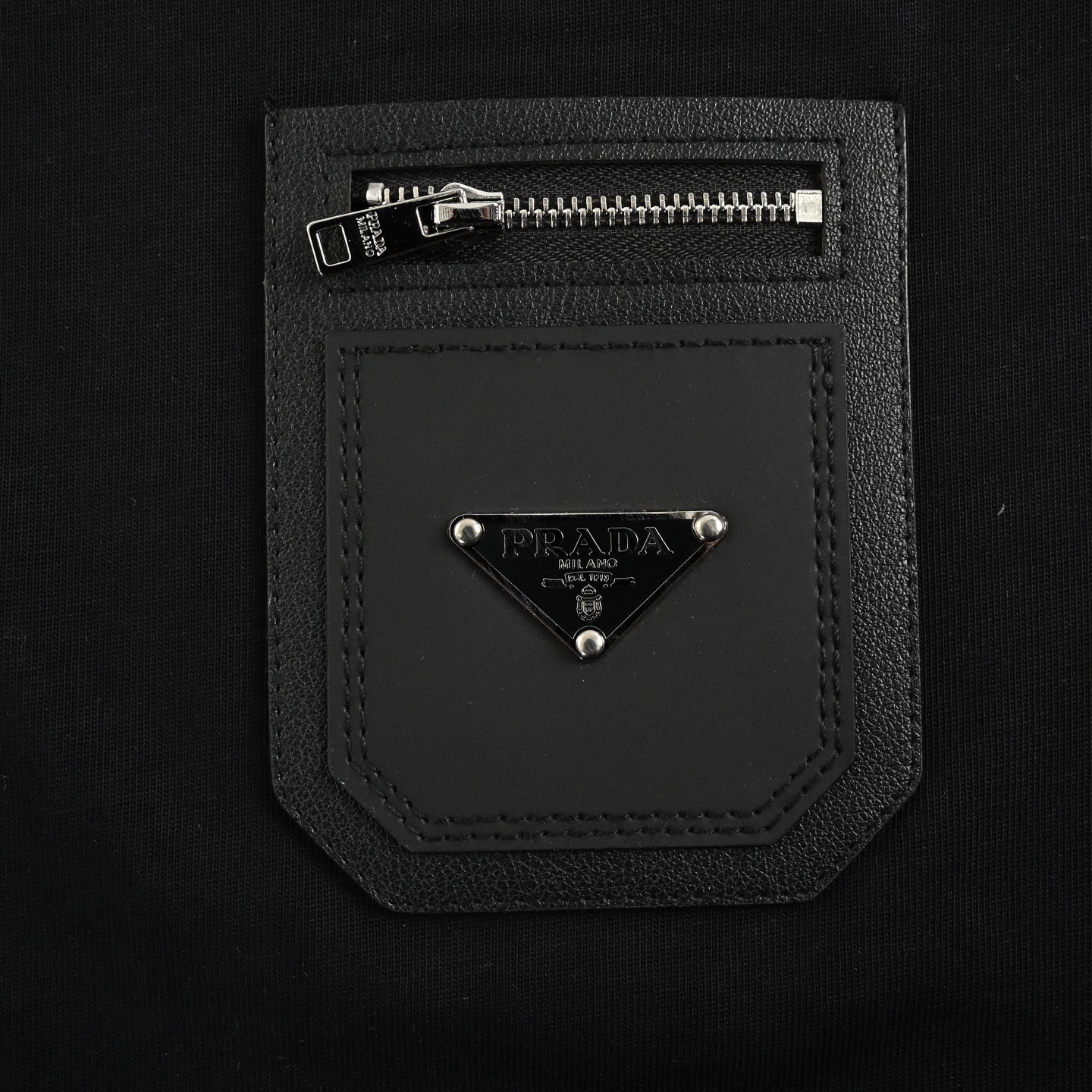 Prada/普拉达 25ss 三角标皮牌口袋短袖